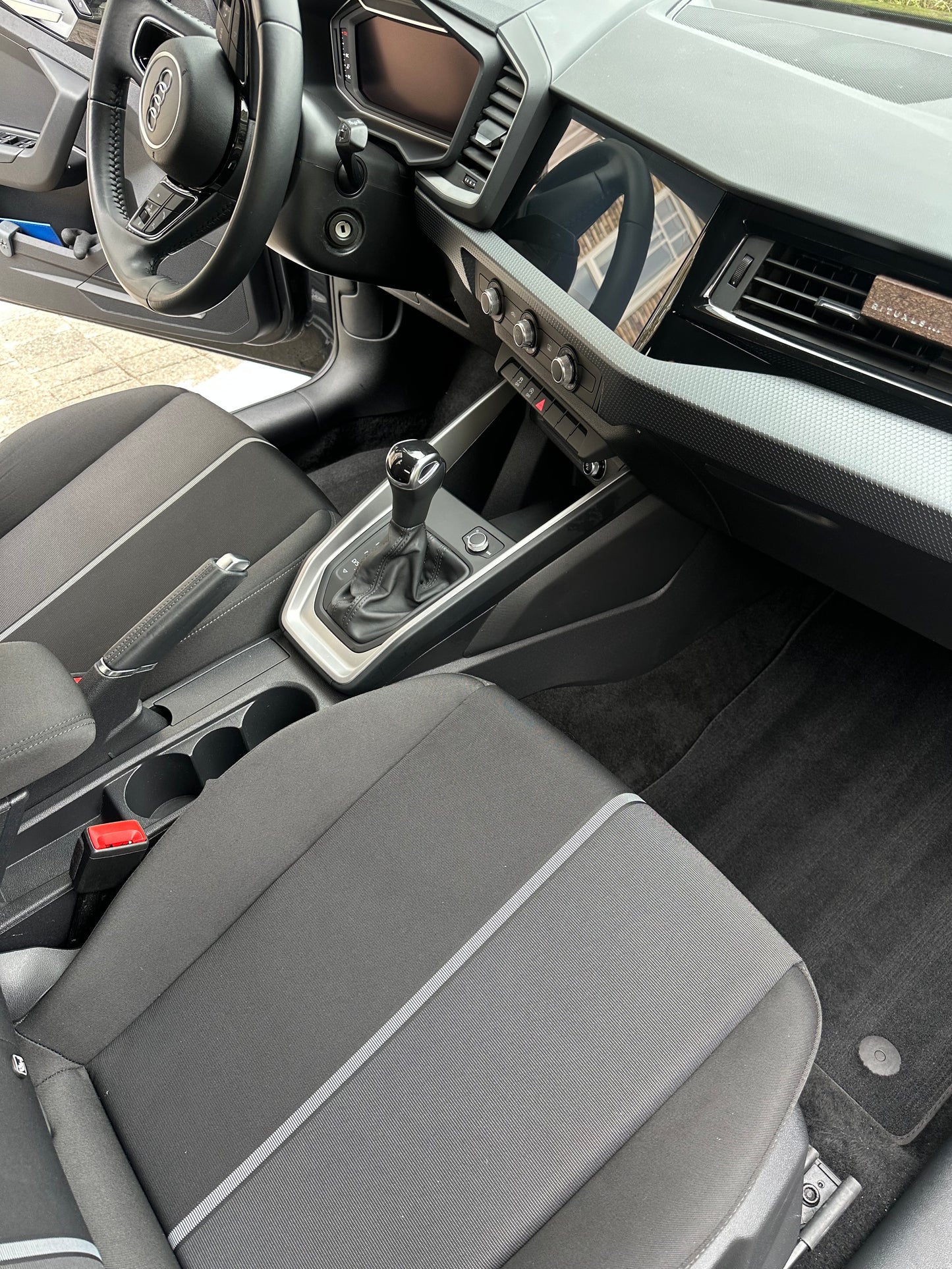 INTERIEUR DETAIL